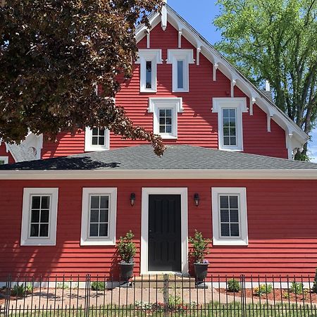 לינה וארוחת בוקר The Red House פרדריקטון מראה חיצוני תמונה
